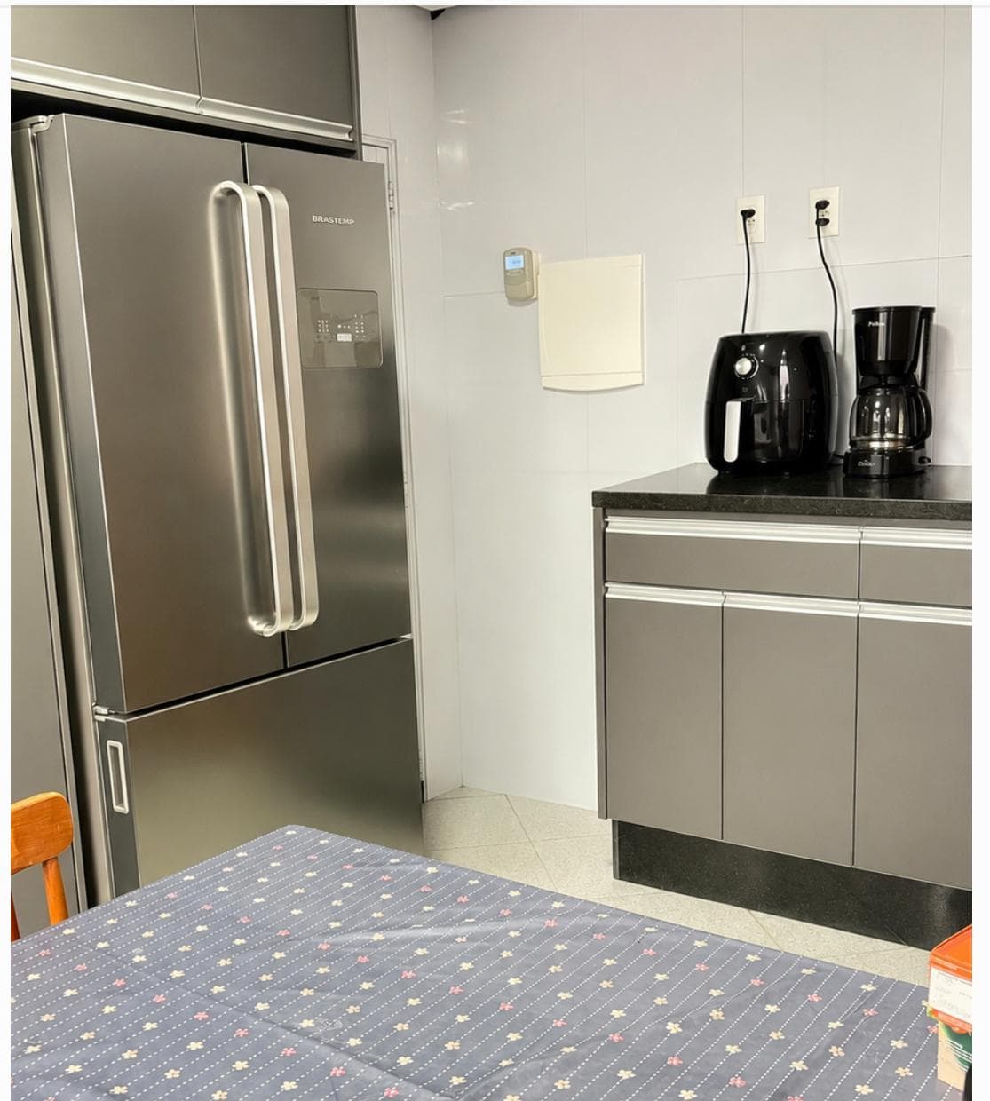 Cozinha planejada cinza com geladeira inox