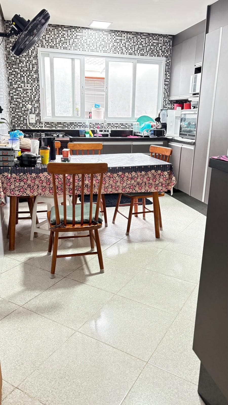 Cozinha planejada com copa e mesa de refeições