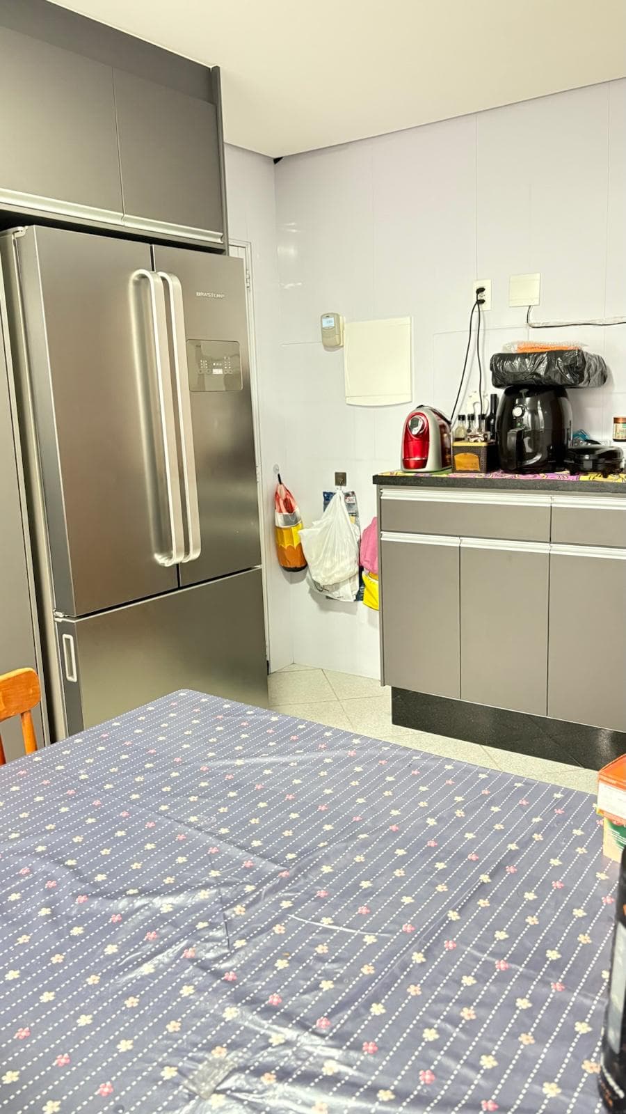 Cozinha ampla com armários planejados