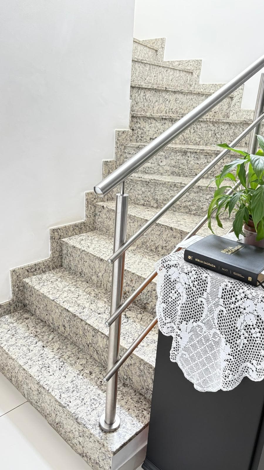 Escada interna em granito com corrimão de inox