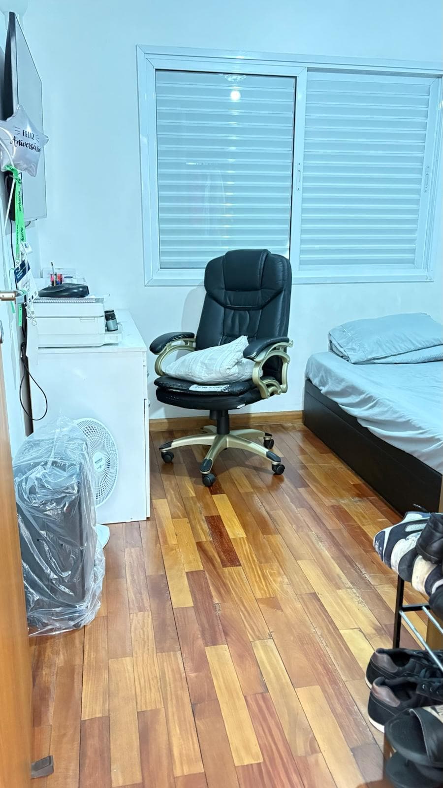 Quarto com espaço para home office