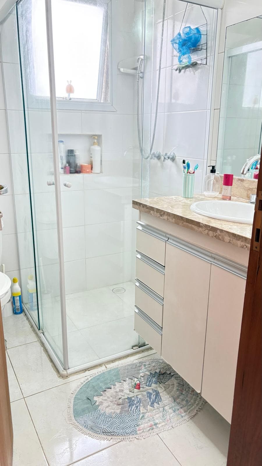 Banheiro com box de vidro