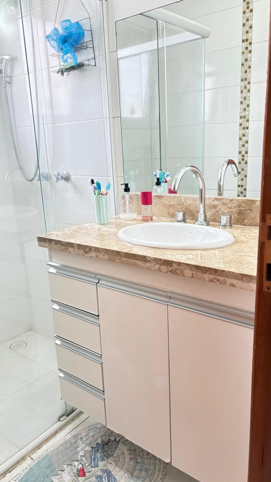 Banheiro com bancada em mármore e detalhe em pastilha