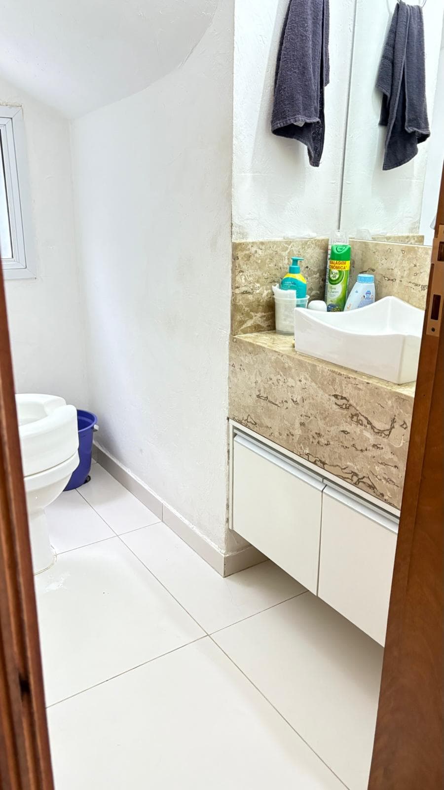 Lavabo com cuba de apoio